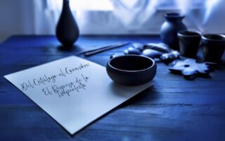 Del Catálogo al Corazón: el regreso de lo imperfecto. “No quiero que mi casa parezca una exposición de diseño; quiero que parezca mía.” Durante años, la alta decoración ha perseguido una perfección estética que roza lo inalcanzable. Superficies impolutas, líneas simétricas, paletas neutras y un aire de contención casi clínica. Pero esa visión, que dominó revistas, showrooms y redes sociales, empieza a resquebrajarse....

https://garcia-franco.com/2025/07/10/del-catalogo-al-corazon-el-regreso-de-lo-imperfecto/?utm_source=instagram-business&utm_medium=jetpack_social