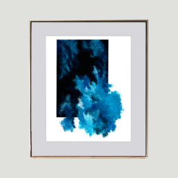 Azul a la Deriva es una obra abstracta que juega con los azules en movimiento, evocando la calma y fluidez del mar, ideal para espacios serenos y modernos.