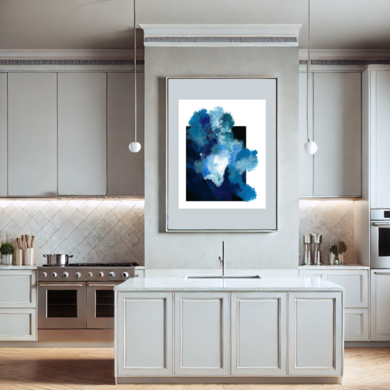 Cocina moderna en tonos neutros con decoración artística, destacando un cuadro abstracto en tonos azules que aporta un toque de frescura y estilo.