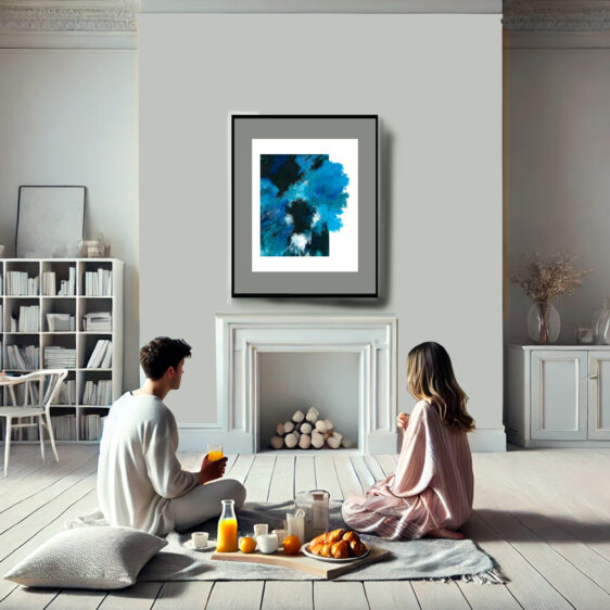 Pareja disfrutando de un desayuno relajado en una sala moderna con un cuadro abstracto azul, creando un ambiente acogedor y estilizado.