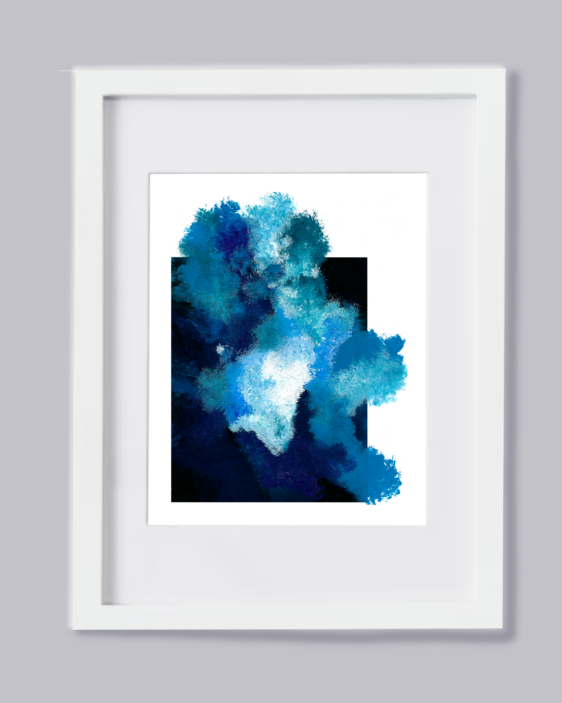 Profundidad Irresoluta es una obra abstracta en tonos azules que juega con el contraste entre luz y sombra, creando una atmósfera inmersiva y fluida.