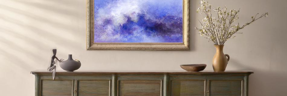 Cuadro abstracto en azul sobre aparador clásico