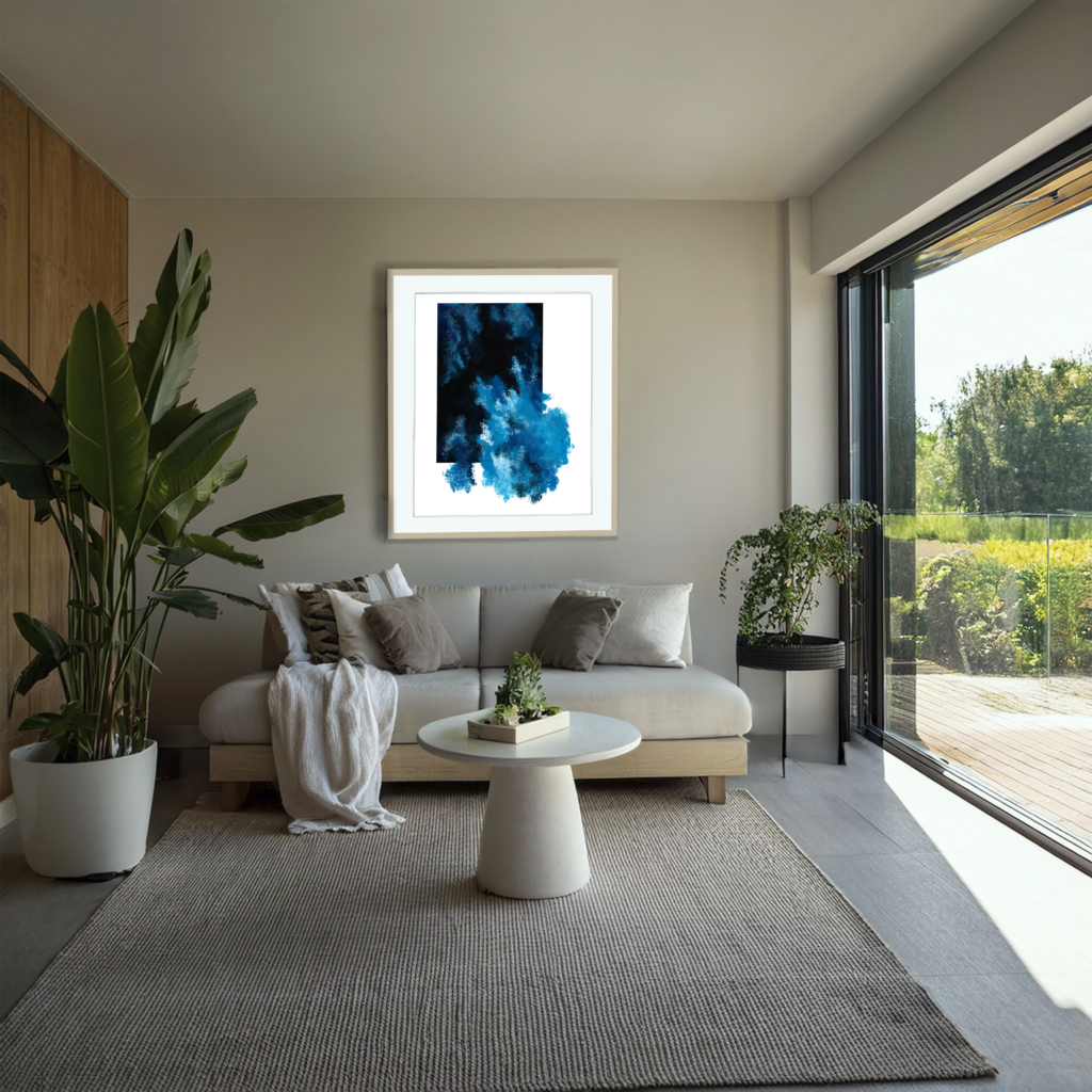 Sala acogedora con pared al fondo con cuadro abstracto en azules profundos. Vistas al jardín.