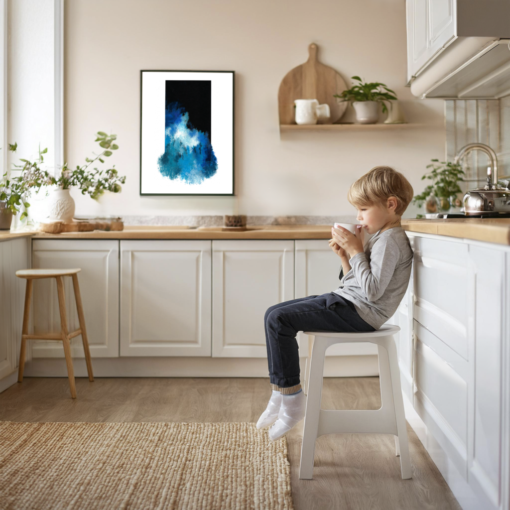 Cocina con niño tomando chocolate sentado en un taburete con pared al afondo con cuadro abstracto en tonos azules. Tranquilidad.