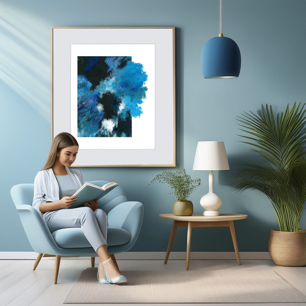 Chica leyendo, con pared al fondo con cuadro abstracto en azules. Rincón de tranquilidad.