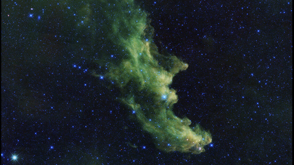 Imagen de una nebulosa en tonos verdes sobre fondo azul noche