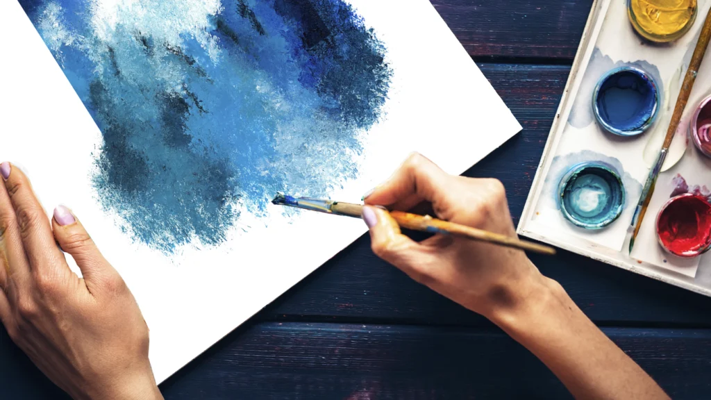 Manos de artista pintando una obra abstracta