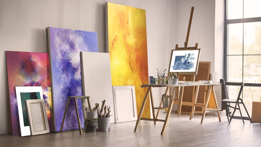 Mostrar el taller de un artista, con algunas de sus obras